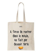 tote bag A force de rentrer dans le moule, on finit par devenir tarte